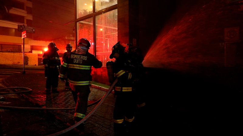 35 bomberos actuaron para apagar el incendio en restaurante de Quito. Foto: Bomberos