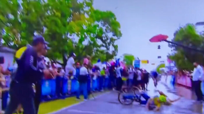 Captura de pantalla del momento de la caída de Luis Chía en la Vuelta a Colombia.