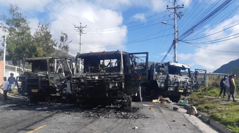 Camiones del Ejército fueron quemados luego de un ataque en Caspigasí. Los actos violentos fueron reportados. Foto: Cortesía