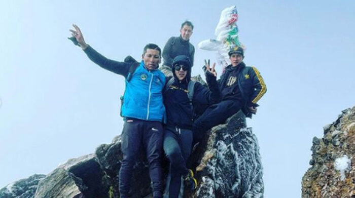 Richard Carapaz (centro) en la cima del volcán Chiles. Foto: Instagram Richard Carapaz