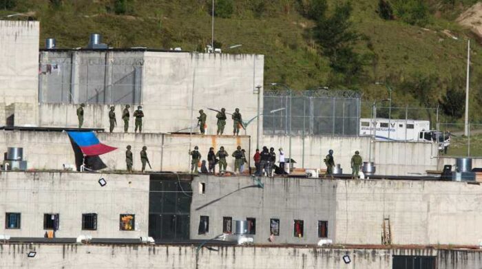 Presos protestan en los techos del centro de privación de la libertad N.1 en Cuenca (Ecuador). Foto: EFE/ Archivo