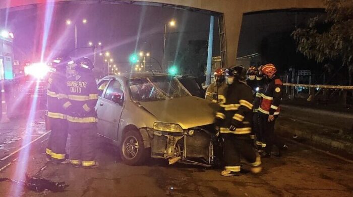 Tres vehículos livianos colisionaron, dejando a tres personas heridas y una fallecida. Foto: Twitter del Cuerpo de Bomberos Quito