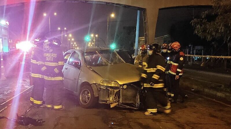 Tres vehículos livianos colisionaron, dejando a tres personas heridas y una fallecida. Foto: Twitter del Cuerpo de Bomberos Quito