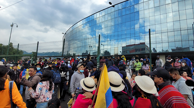 Cientos de indígenas llegaron a la Casa de la Cultura tras el acuerdo de paz entre la Conaie y el Gobierno. Foto: EL COMERCIO