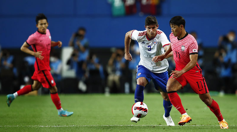 Benjamín Kuscevic, de Chile, disputa el balón con Hwang Heechan (der.), de Corea del Sur, durante el partido amistoso en el estadio de Daejeon, Corea del Sur. Foto: EFE