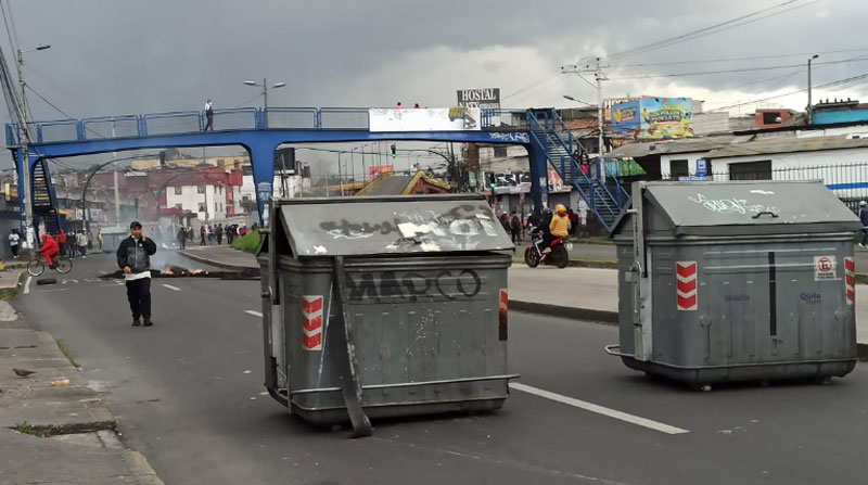 Durante las manifestaciones, las personas usan los contenedores para bloquear las vías, como la avenida Mariscal Sucre. Foto: EL COMERCIO