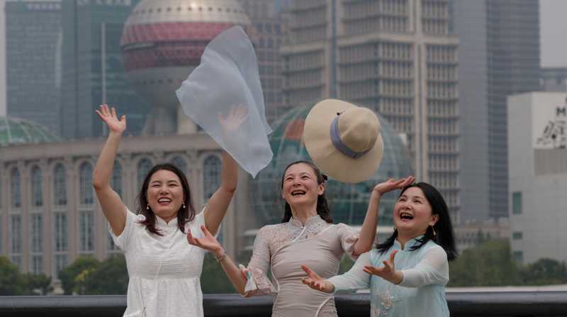 Tras el amanecer, las escenas de euforia de miles de ciudadanos de Shanghái evidenciaron la añorada normalidad. Foto: EFE
