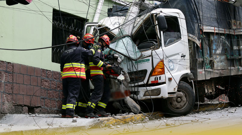 Un camión se estrelló contra un poste de luz en Quito. Foto: Carlos Noriega/ EL COMERCIO