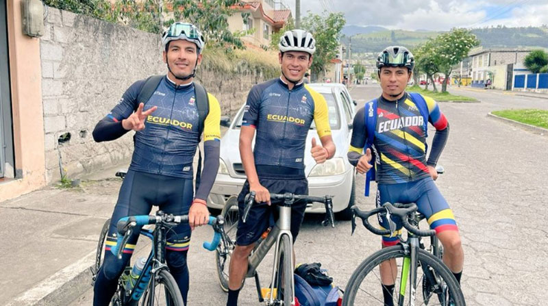 Sebastián Novoa, benjamín Quinteros y Santiago Montenegro se trasladan al aeropuerto sobre sus bicicletas para poder viajar desde ahí a Colombia. Foto: Twitter @TeamPichincha