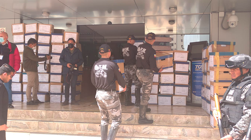 Las más de 100 cajas fueron apiladas en las oficinas del CNE. Foto: EL COMERCIO