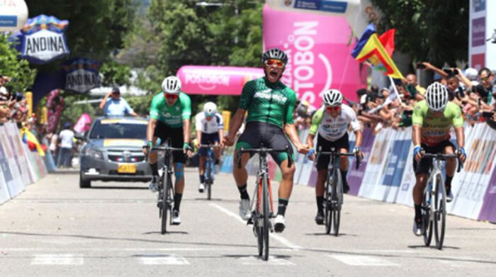 Juan Pablo Sossa en el momento que cruza la meta en la sexta etapa de la Vuelta a Colombia 2022. Foto: Twitter @Vueltacolombia1