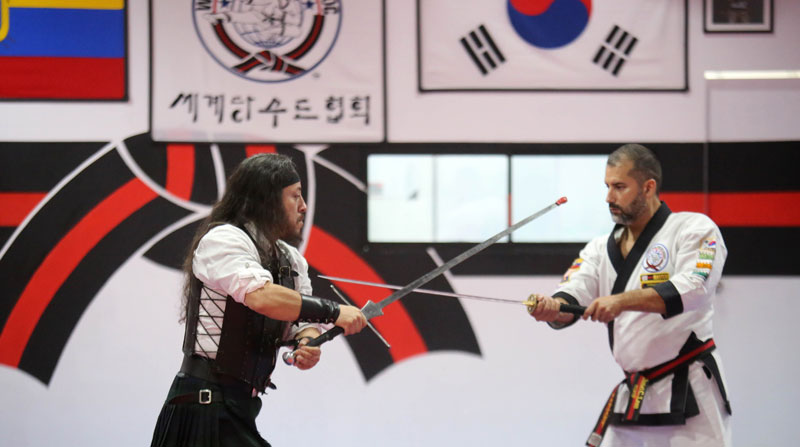 Durante el entrenamiento, los seguidores de estos combates usan espadas. Foto: Julio Estrella/ EL COMERCIO