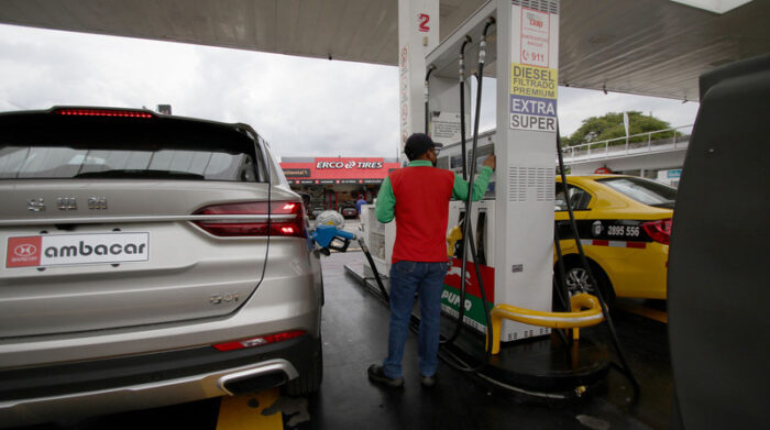 Autoridades movilizaron 173 000 galones de combustibles a gasolineras en Quito. Foto: Archivo / EL COMERCIO