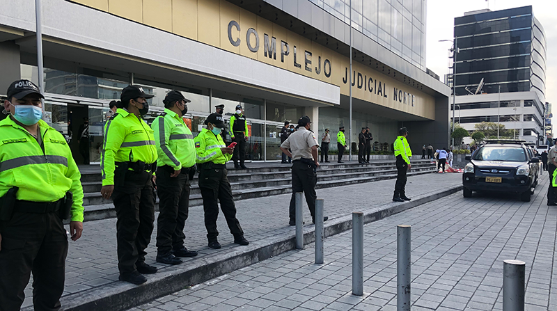 La Policía evacuó a las personas que se encontraban dentro del Complejo Judicial Norte ante una amenaza de bomba. Foto: EL COMERCIO