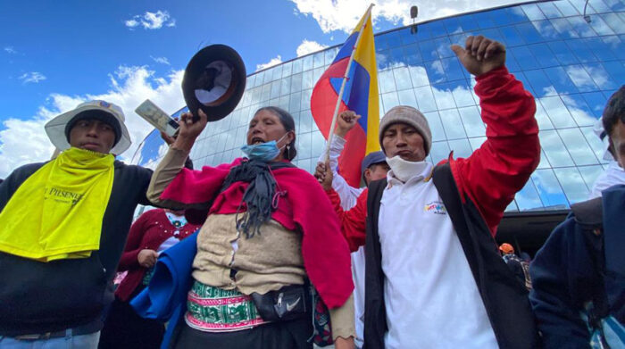 Las personas de las comunidades indígenas celebraron el retiro de la fuerza pública de la Casa de la Cultura e ingresaron a las instalaciones en el norte de Quito. Foto: Patricio Terán/ EL COMERCIO