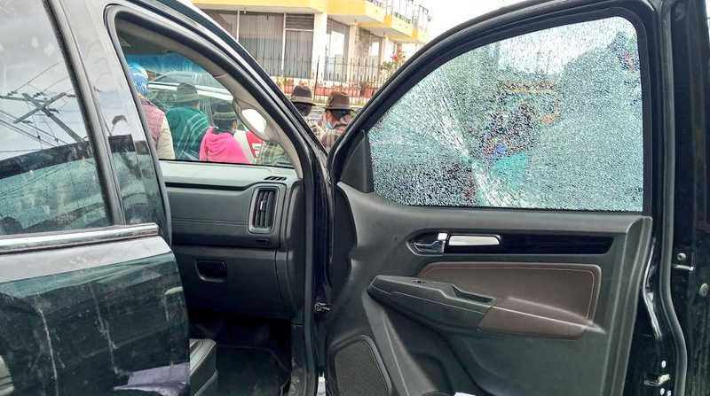 Conaie indicó que el vehículo en el que se trasladaba Leonidas Iza recibió un disparo en la ventana delantera. Foto: Twitter Conaie