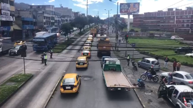 Volquetas y vehículos amarillos congestionaron las vías de Quito, este 27 de junio de 2022. Foto: Julio Estrella/ EL COMERCIO