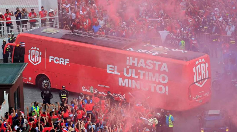 Así despidieron los hinchas a los jugadores de Costa Rica. Foto: Twitter @MisterArriaga