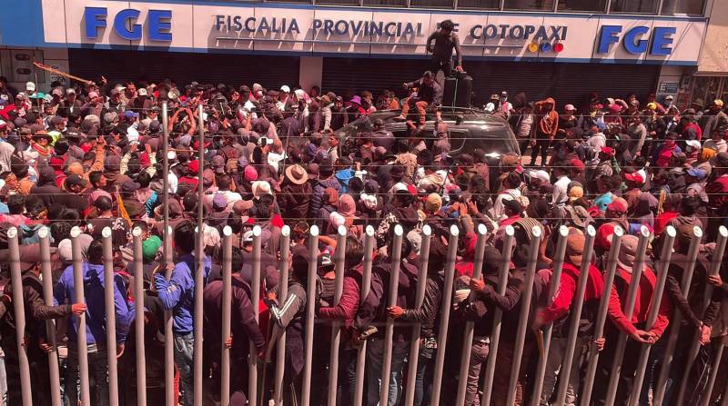 Decenas de personas se congregaron en la Fiscalía de Cotopaxi, tras conocer que Leonidas Iza sería procesado en esa provincia. Foto: Cortesía