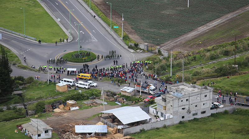 Sobrevuelo capta a un grupo de manifestantes sobre una vía de Pastocalle, Cotopaxi. Foto: Julio Estrella / EL COMERCIO