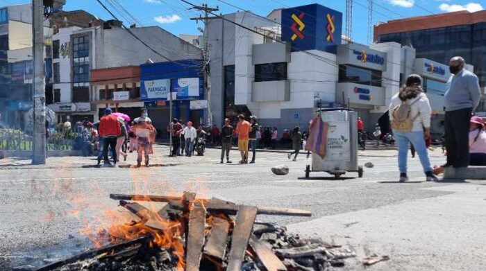 Este lunes se registraron nuevas protestas en la ciudad de Cuenca, con cierre de vías estatales así como de las principales calles y avenidas de la ciudad. Foto: EL COMERCIO