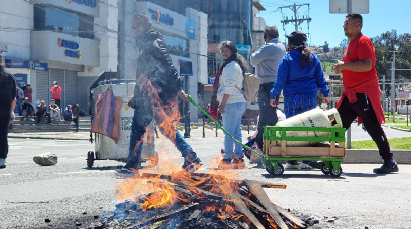 Las personas reclamaron en Cuenca la falta de abastecimiento de gas, que cumple 10 días este 27 de junio de 2022. Foto: EL COMERCIO