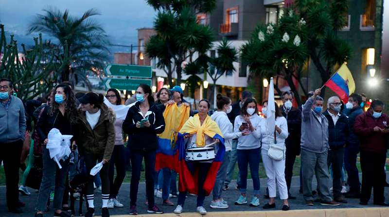 Un grupo de manifestantes protestan de manera pacifica en contra del paro. Foto: Diego Pallero / EL COMERCIO