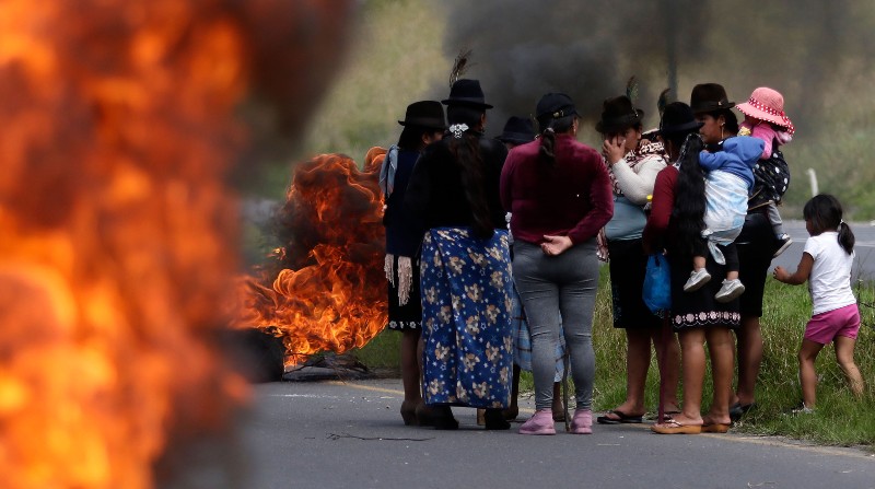 Manifestantes bloquean la avenida Simón Bolívar, a la altura de Santa Rosa, en el segundo día de paro convocado por la Conaie. Foto: Carlos Noriega / El Comercio