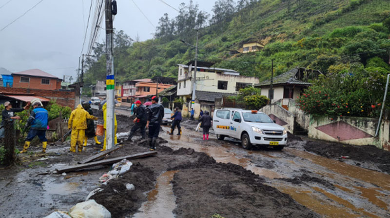 Las fuertes lluvias provocaron inundaciones en casas y vías de Baños de Agua Santa. Foto: Cortesía