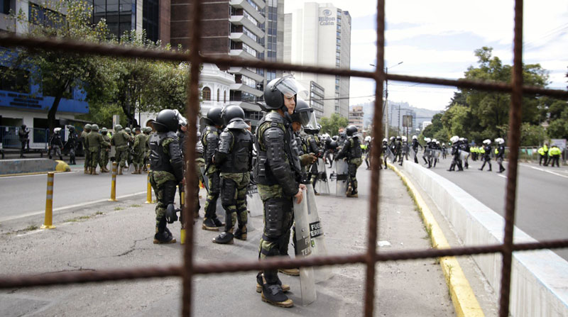 Funcionarios de Gobierno informaron que hay 5 detenidos por la violencia de las manifestaciones. Uno de ellos es Leonidas Iza. Foto: Carlos Noriega/ EL COMERCIO
