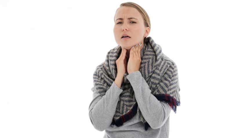 El dolor de garganta es el síntoma inicial más común que reportan las personas. Foto: Pixabay