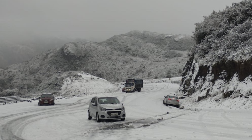 ECU 911 registró caída de nieve en la vía Papallacta, sector de La Virgen. Foto: Twitter ECU
