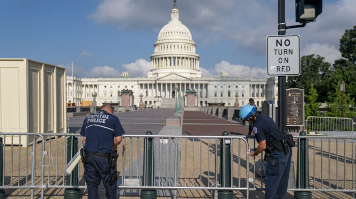 Agentes bloquean el acceso a la Corte Suprema, por las protestas de activistas que defienden el derecho al aborto. Foto: EFE