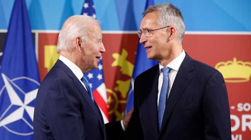 El presidente de Estados Unidos, Joe Biden (i), y el secretario general de la Alianza Atlántica, Jens Stoltenberg (d), durante la reunión que han mantenido en la primera jornada de la cumbre de la OTAN. Foto: EFE/Lavandeira jr.