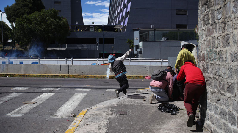 En la av. 12 de Octubre, en los exteriores de la Universidad Católica, centro norte de Quito, se registraron enfrentamientos entre manifestantes y la Policía este 21 de junio de 2022. Foto: EL COMERCIO