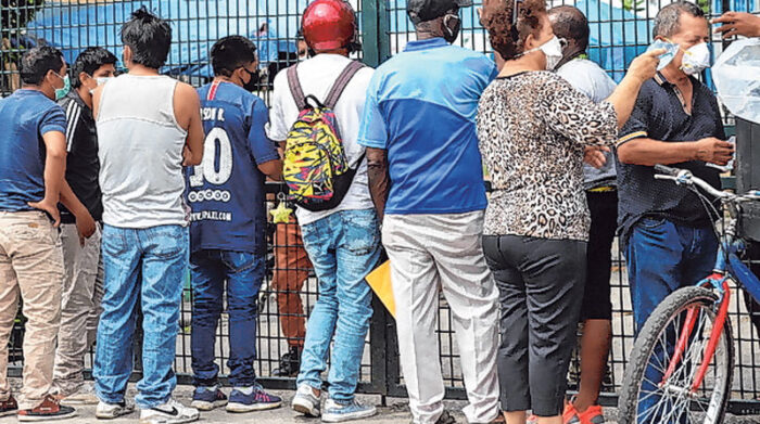 Imagen de 2020. Familiares buscaban noticias de sus seres queridos en hospitales y en la morgue, en plano pico de a pandemia en Guayaquil. Foto: Blanca Moncada