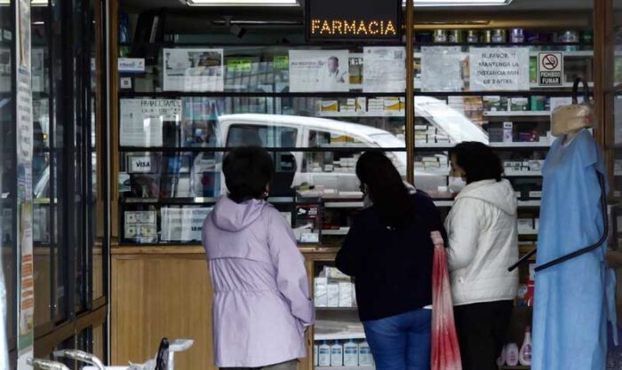 En farmacias privadas los pacientes atendidos en consulta externa podrán retirar la medicación. Foto: archivo / EL COMERCIO