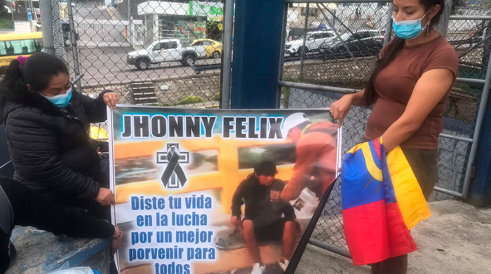 La familia de Jhonny Saúl Félix Muenala sostiene un cartel en su memoria. Foto: Patricia Armijos / EL COMERCIO