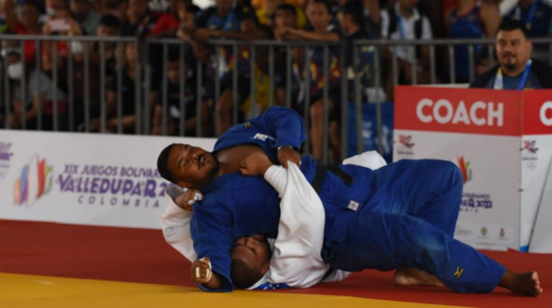 El judoca ecuatoriano Freddy Figueroa (azul) se quedó con la medalla de plata en Juegos Bolivarianos. Foto: Twitter @ECUADORolimpico