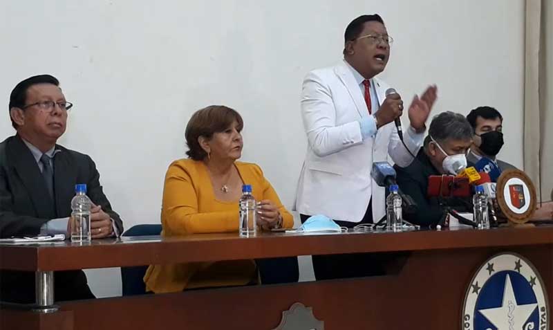 Representantes de la FME, Conferencia Episcopal, Defensoría del Pueblo y Junta Cívica de Guayaquil durante una rueda de prensa el 21 de junio. Foto: Twitter Federación Médica