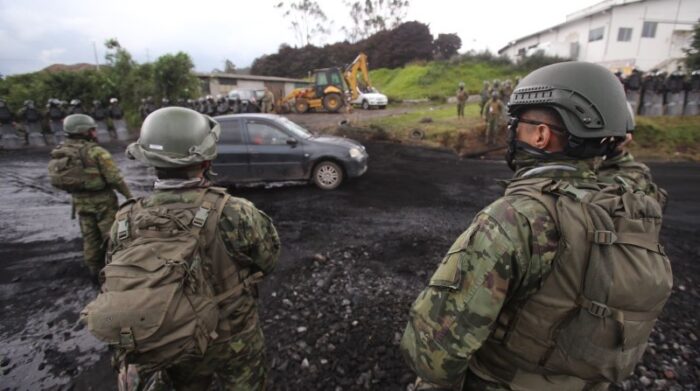 Militares recorren la Panamericana Sur, entre Tambillo y Alóag, para evitar cierres. Foto: foto: Julio Estrella / El Comercio