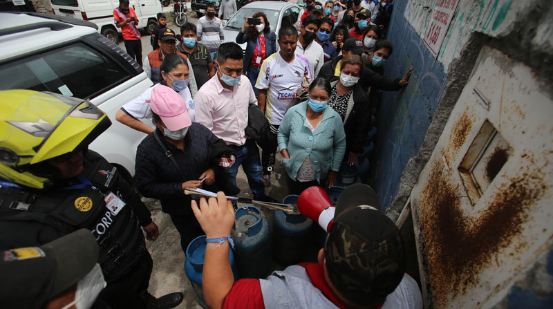 Los trabajadores de los centros de distribución hablaron a los usuarios sobre la forma cómo se entregarán las bombonas de gas. Foto: Julio Estrella/ EL COMERCIO