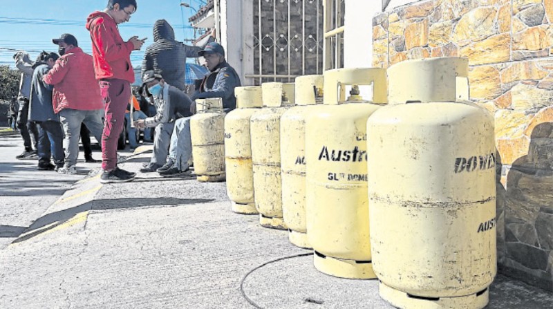 Decenas de personas llevan hasta seis días pernoctando afuera de las distribuidoras para conseguir un cilindro de gas y poder cocinar en sus hogares. Foto: Lineida Castillo / EL COMERCIO