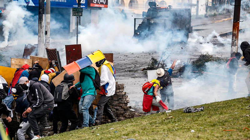 Enfrentamientos entre manifestantes y policías en el día 12 del paro nacional. Foto: EL COMERCIO