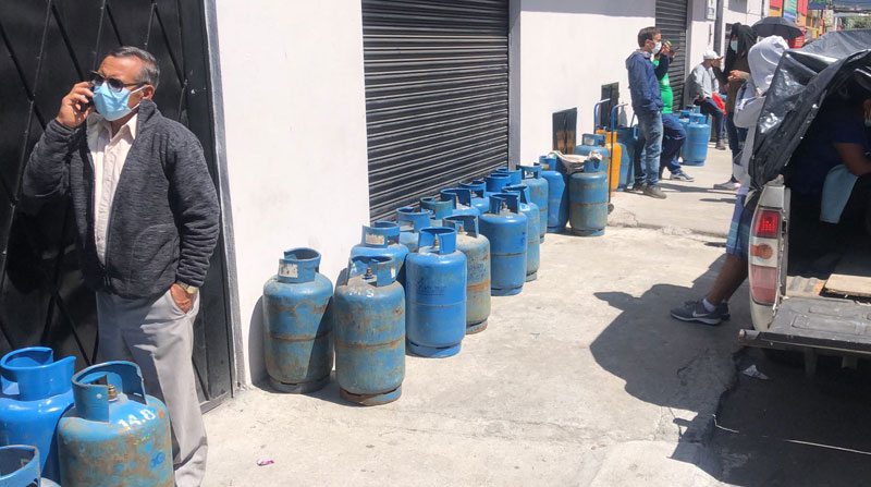 Largas filas de personas con cilindros de gas vacíos esperaban la llegada de los camiones con el producto, en la distribuidora de El Inca, norte de Quito. Foto: Diego Pallero/ EL COMERCIO
