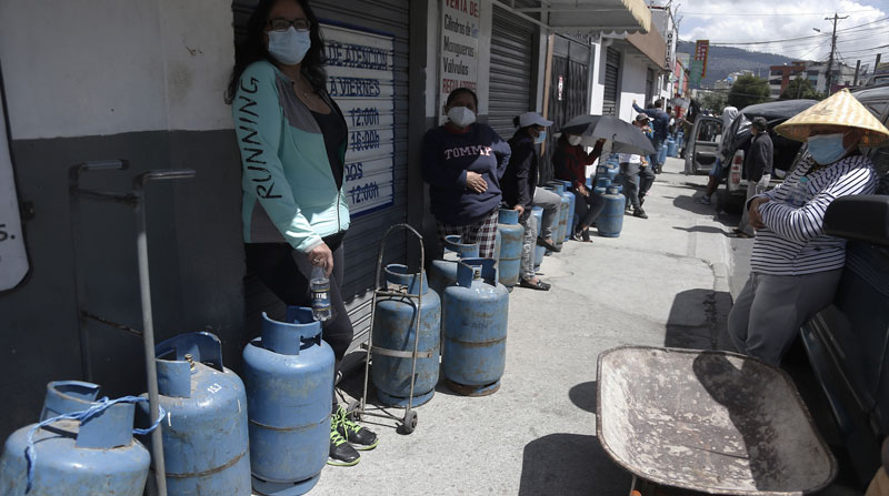 Las personas esperaban por horas encontrar un cilindro de gas, en medio del desabastecimiento en Quito. Foto: Diego Pallero/ EL COMERCIO