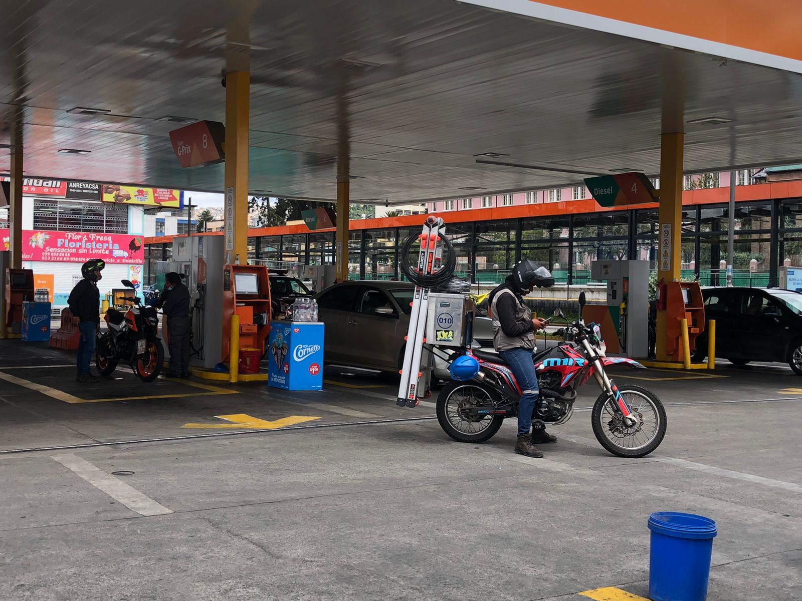 Las gasolineras en Quito atienden sin complicaciones a conductores. Foto: Dayana Vinueza/ EL COMERCIO