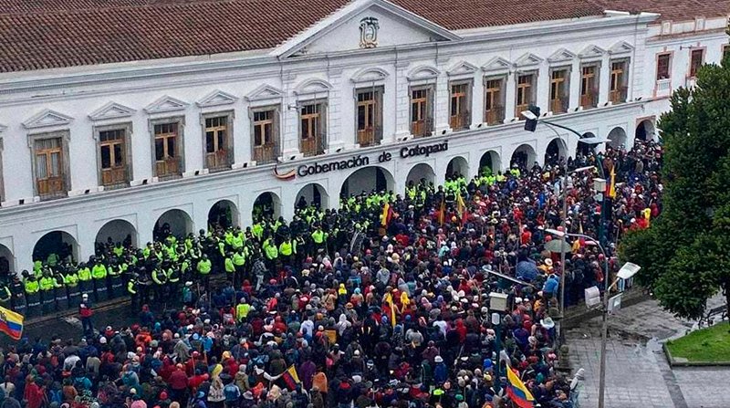Cientos de comuneros llegaron hasta la Gobernación de Cotopaxi. Foto: Tomada de @EquinoccioMedia