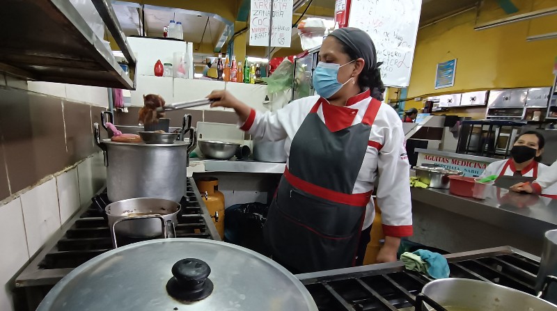 Rosita trabaja en el puesto 23 del mercado de Santa Clara, donde sus ventas bajaron al subir el costo del almuerzo. Foto: Diego Ortiz / El Comercio