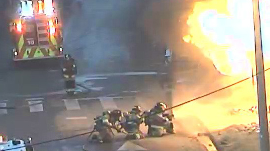La explosión de varios cilindros de gas avivó las llamas, que alcanzaron varios metros de altura. FOTO: ECU 911 Machala.